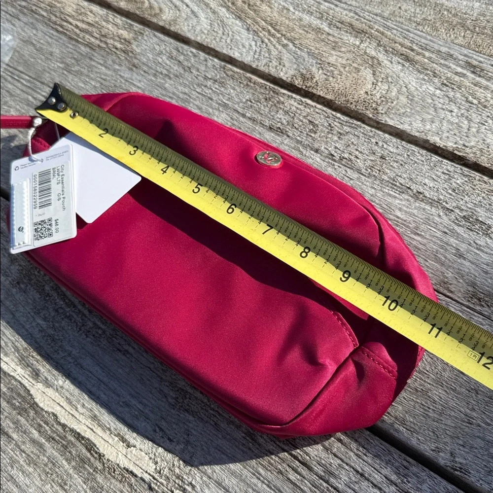 Lululemon City‎ Essentials Pouch 4L berry rumble pink nwt 💗